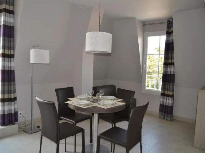 2 Bedrooms Apartment with balcony and with garden view