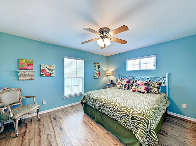 3BR 2BA 1.5 Blocks to Beach by RedAwning