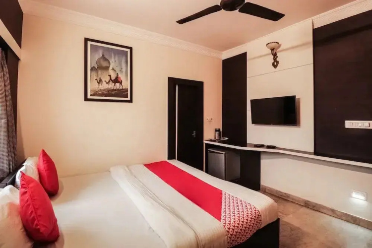 Amit Hotel by OYO Rooms
