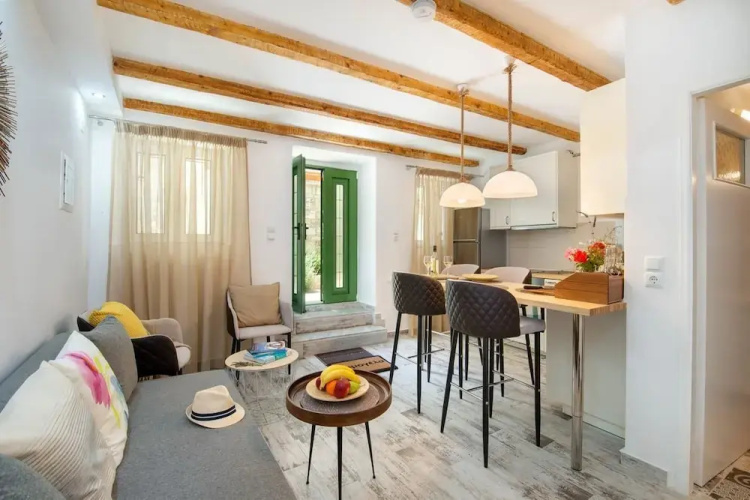 Loggos Couple Suite By Konnect