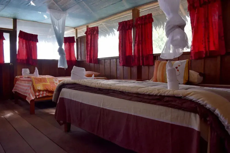 Yaku Amazon Lodge & Expeditions