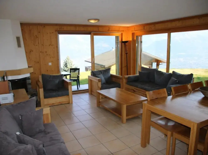 Authentic Apartment With Mountain Views