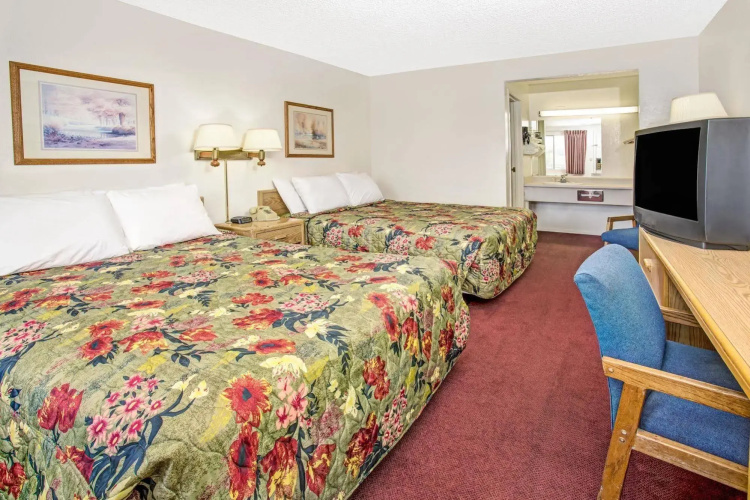 Knights Inn Aurora