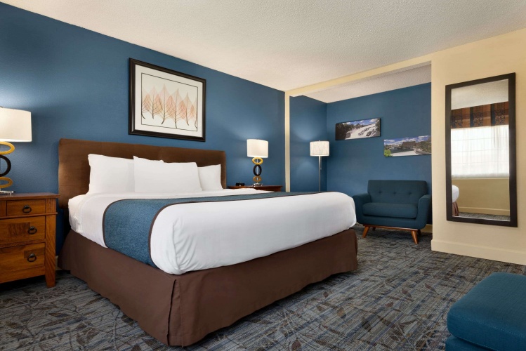 Ramada by Wyndham Spokane Airport photo 8