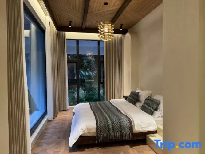 Standard Family room with garden view
