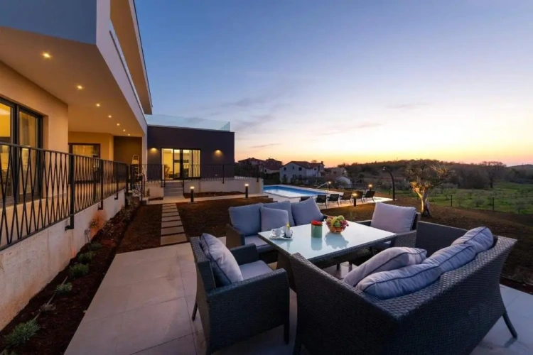 4 Bedrooms Villa