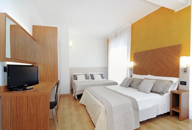 Standard Quadruple room with balcony and with partial sea view
