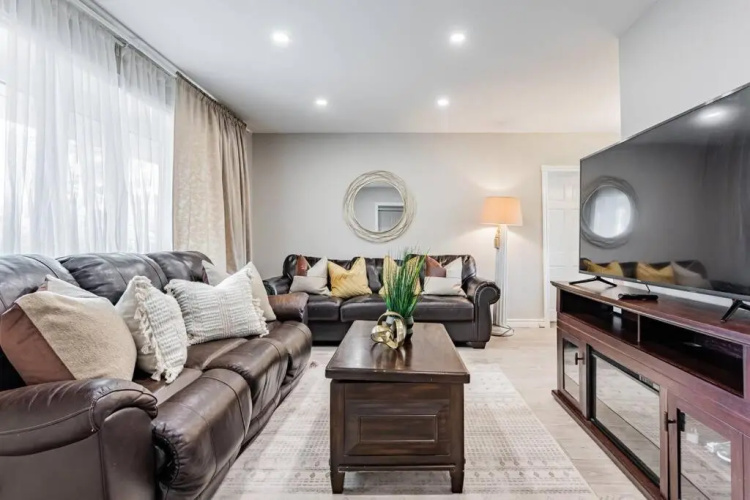 Cheerful 3 Bedroom - 2 Bath House Free Parking