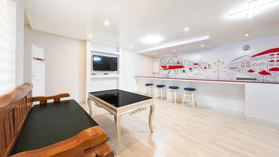3 Bedrooms Standard Family room with balcony