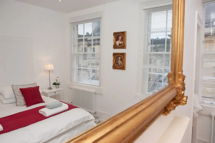 Bright 1 Bedroom Apartment With Views in Bath