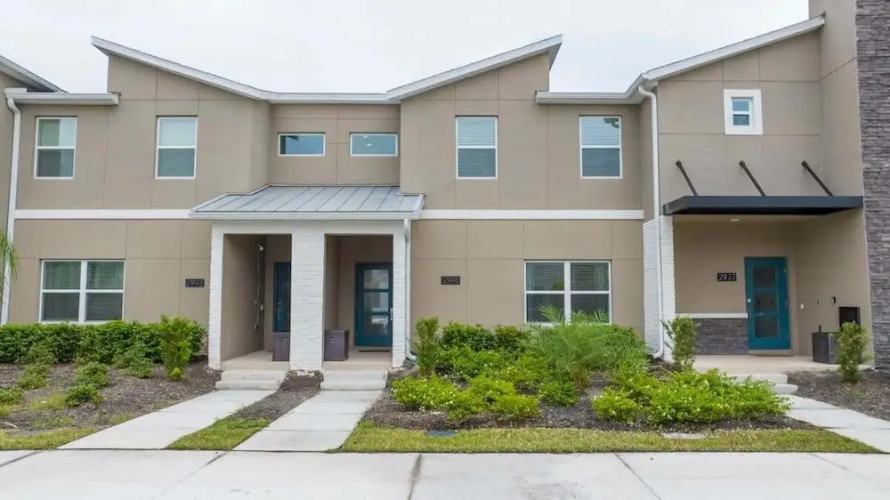 Modern Family Townhouse With Private Pool In Storey Lake - Kissimmee, FL