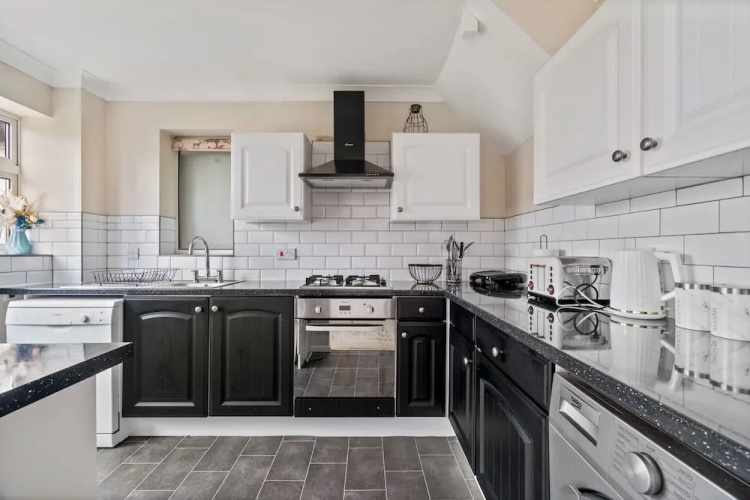 House - Sleeps 7 - Garden - Parking