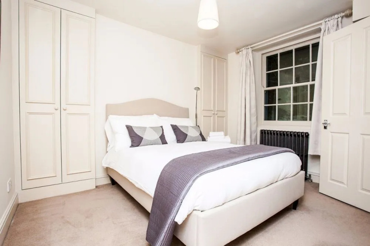 Bright &Spacious Central 1 Bed Basement Flat
