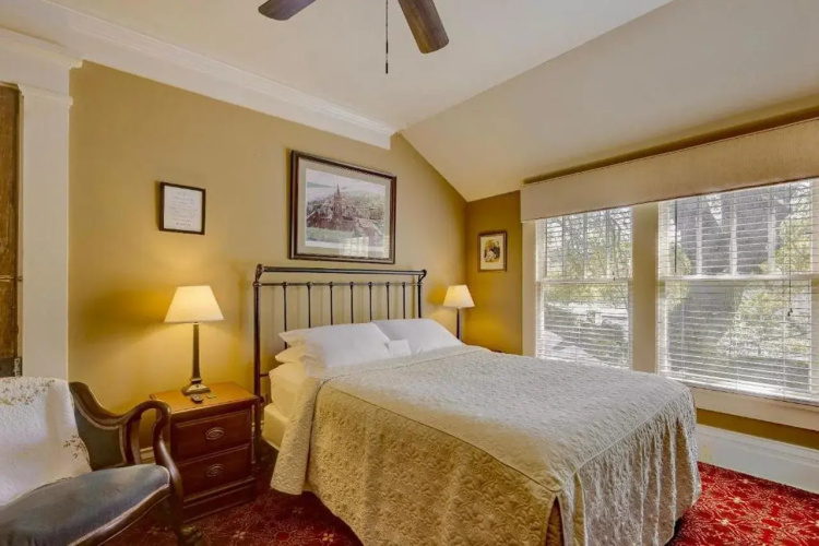 Anchuca Historic Mansion & Inn
