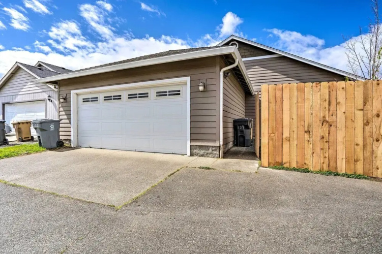 Grants Pass Home: 1 Mi to Downtown & Rogue River!