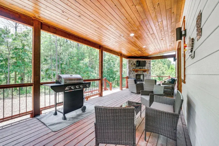 Luxe Broken Bow Home w/ Hot Tub & Fire Pit!