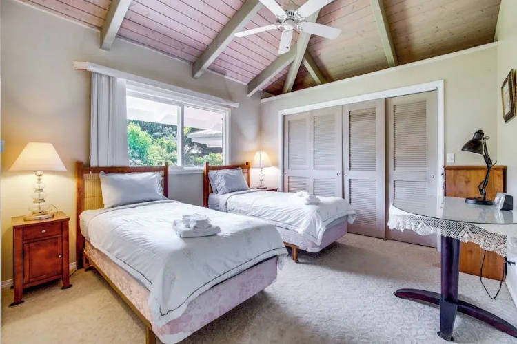 Honomu Home w/ Screened Lanai + Ocean Views!