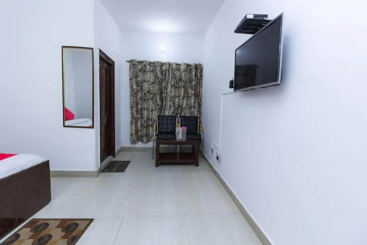 OYO 8951 Hotel Royal Regency