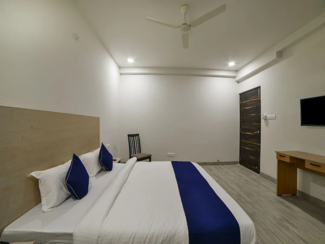 OYO 18833 SilverKey Babylon Whitefields