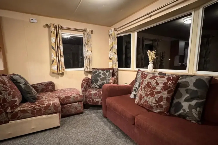 2 Bed Caravan - Sleeps 6 - Pet Friendly, Parking
