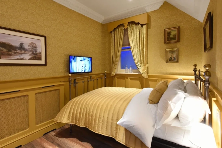Standard Quadruple Family room