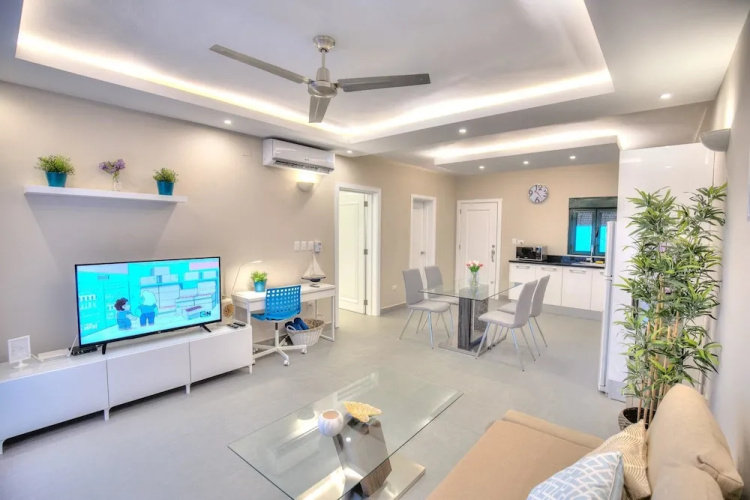 Beach Apartment 10mbps internet & Smart TV's