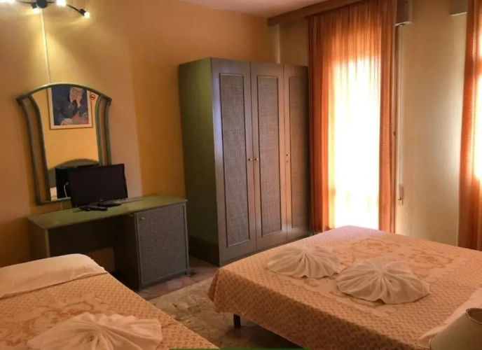 Classic Quadruple room with balcony and with partial sea view