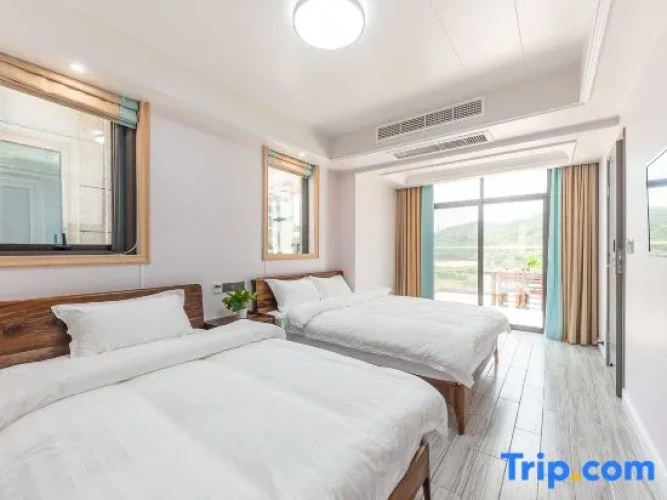 Standard Twin room with balcony
