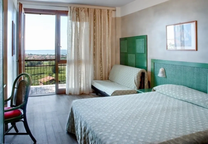 Deluxe Family room with balcony and with lake view