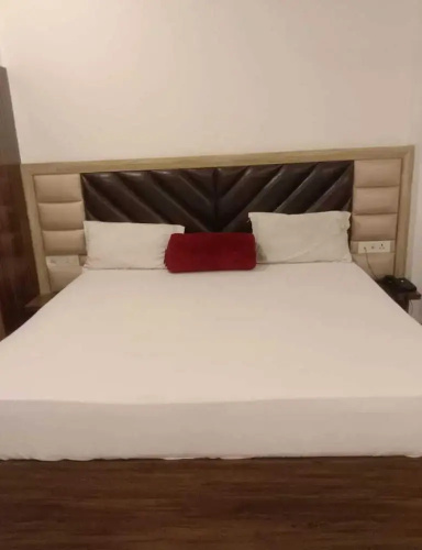 Hotel The Royal Crown