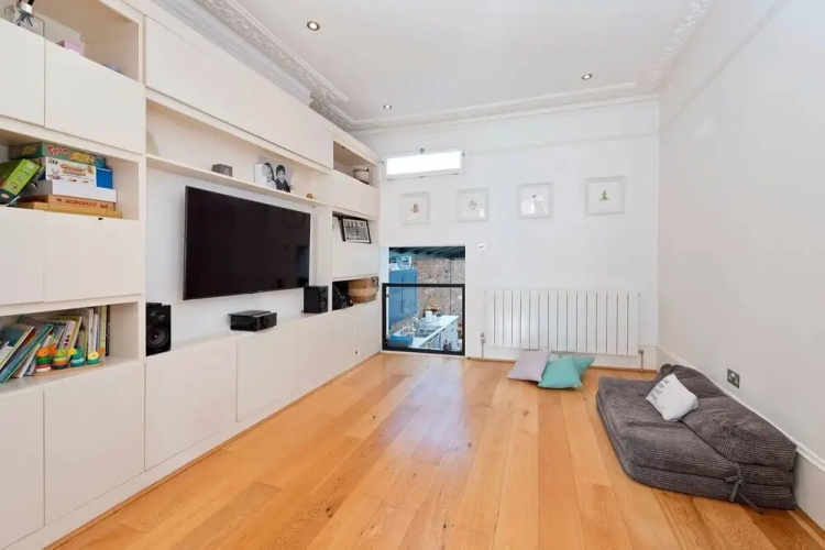 Bright & Spacious 5 Bed House in Charming Putney