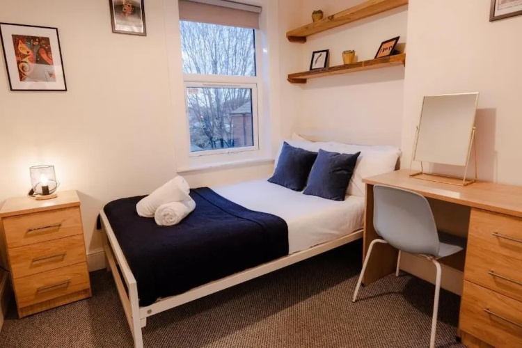 Gloucester-5 Bed Home for Work & Leisure