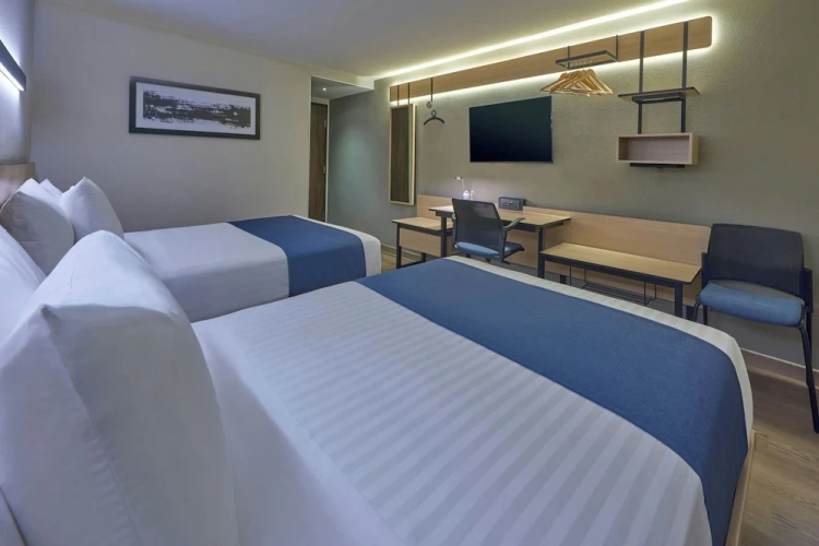Standard Quadruple room with city view