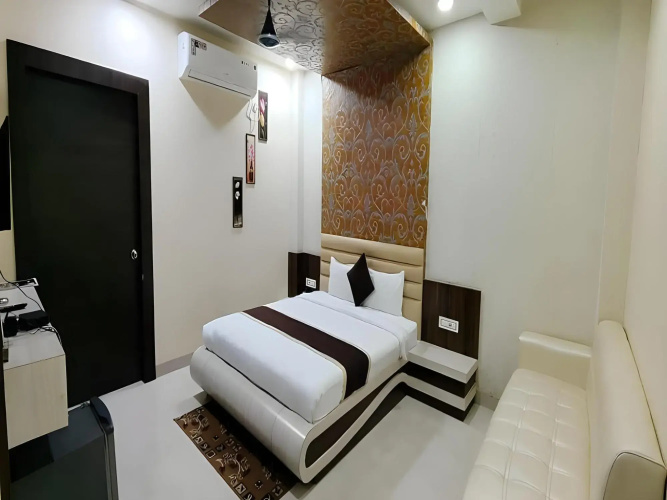 Hotel Prakshi Palace