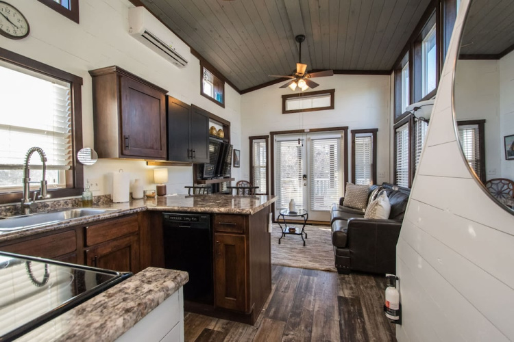 Gorgeous 1BR Tiny Home w Pool Bocce Free Tix