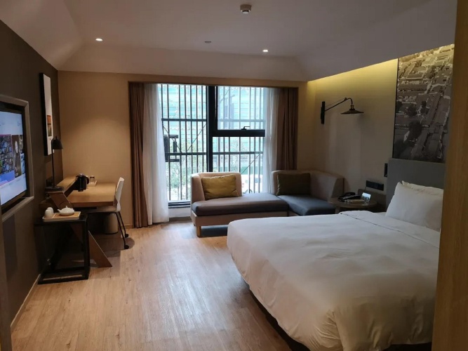 Standard Twin room with street view