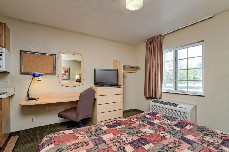 HomeTowne Studios & Suites by Red Roof Bentonville