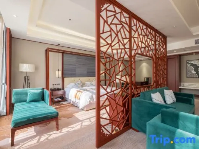 Business Suite with lake view