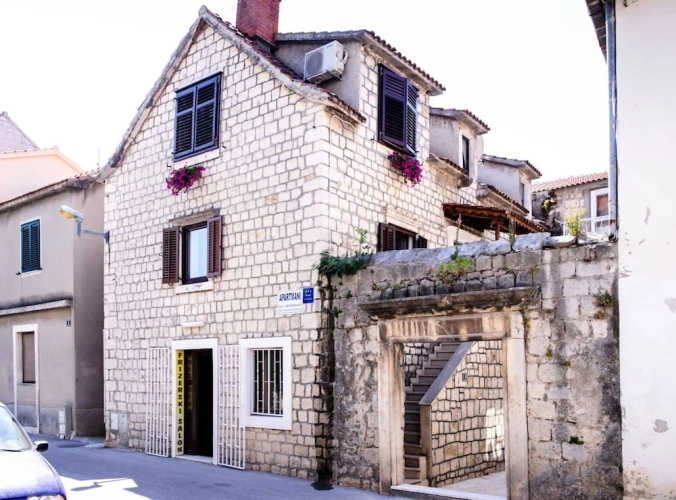 4 Bedrooms Cottage