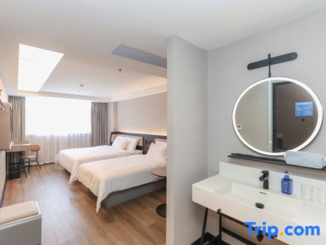 Standard Triple Family room with street view