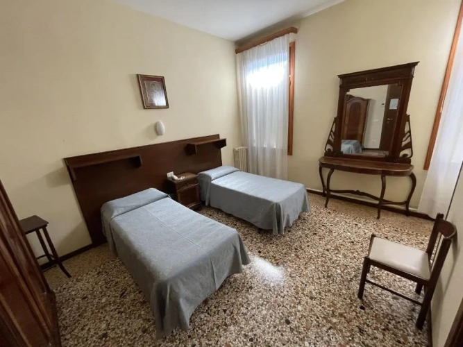 Standard Twin room with canal view