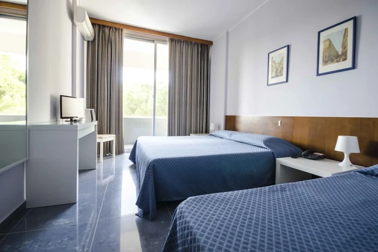 Standard Triple room with balcony