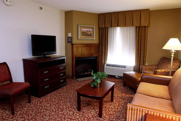Hampton Inn & Suites Charlottesville-At the University