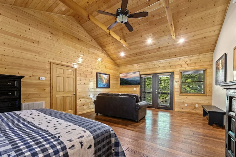 River Lodge 5 Bedroom Home by Redawning