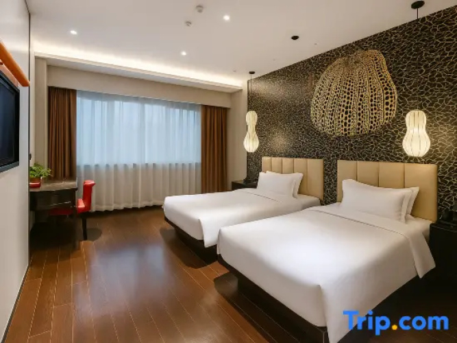 Standard Twin room with city view