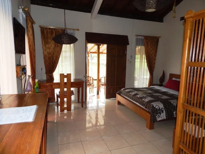 2 Bedrooms Family Basement Bungalow with garden view