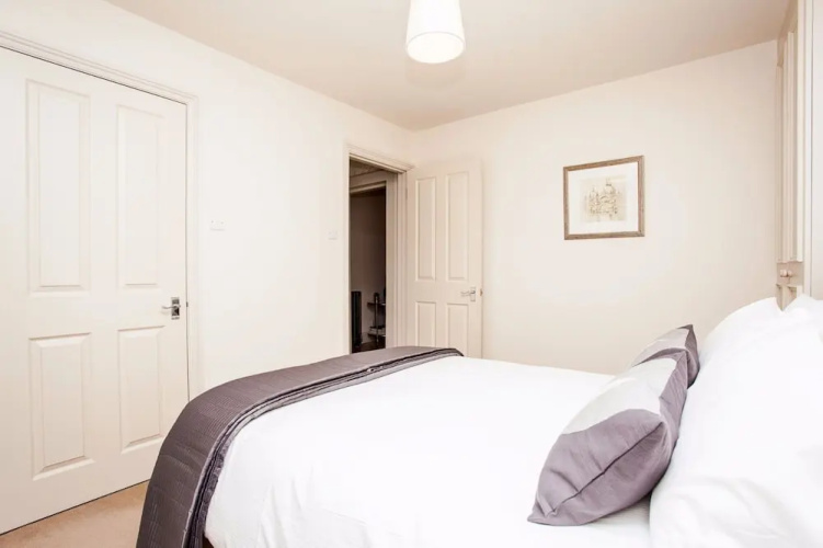 Bright &Spacious Central 1 Bed Basement Flat