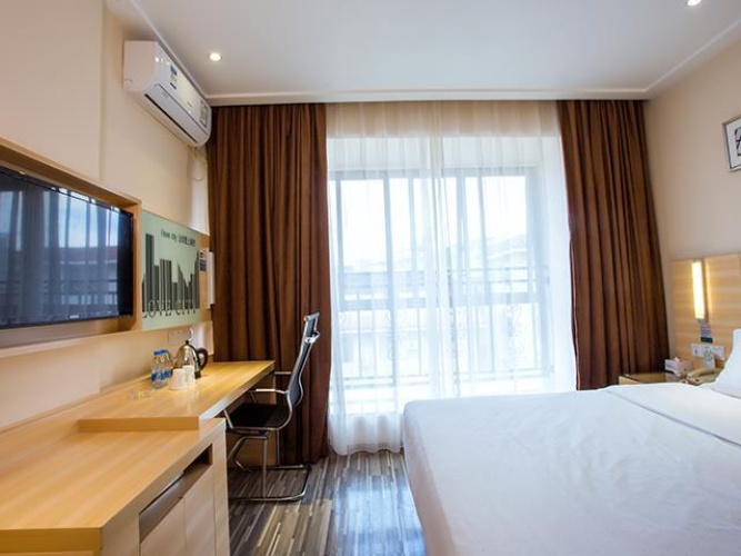Standard Twin room with street view