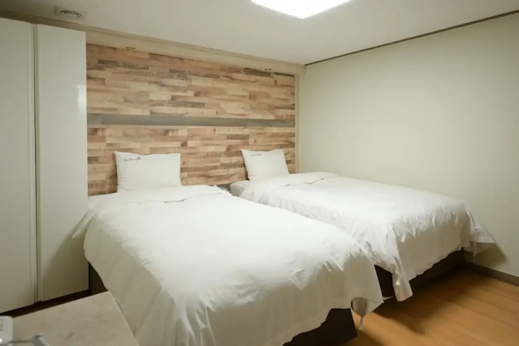Economy Twin Basement room