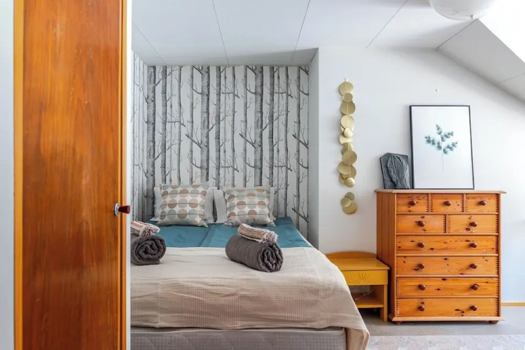 Lakefront House with 5 BR and Sauna